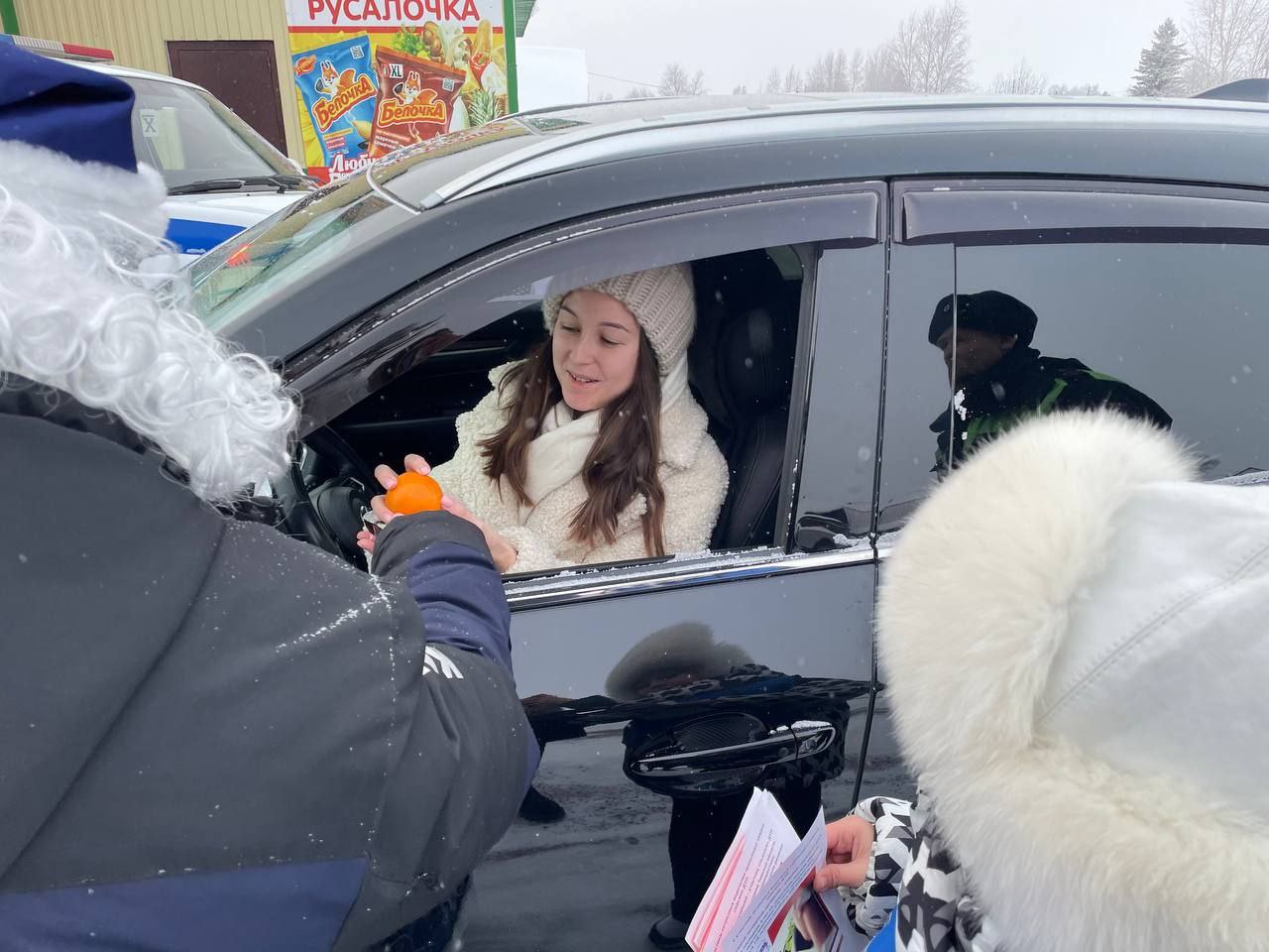 В селе Александровское Томской области в рамках акции «Полицейский Дед Мороз» Стрежевская Госавтоинспекция и школьный отряд ЮИД провели праздничную акцию для водителей В селе Александровское Томской области в рамках акции «Полицейский Дед Мороз» Стрежевская Госавтоинспекция и школьный отряд ЮИД провели праздничную акцию для водителей