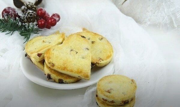 На столе самовар, ароматный чай и домашнее печенье с сухофруктами