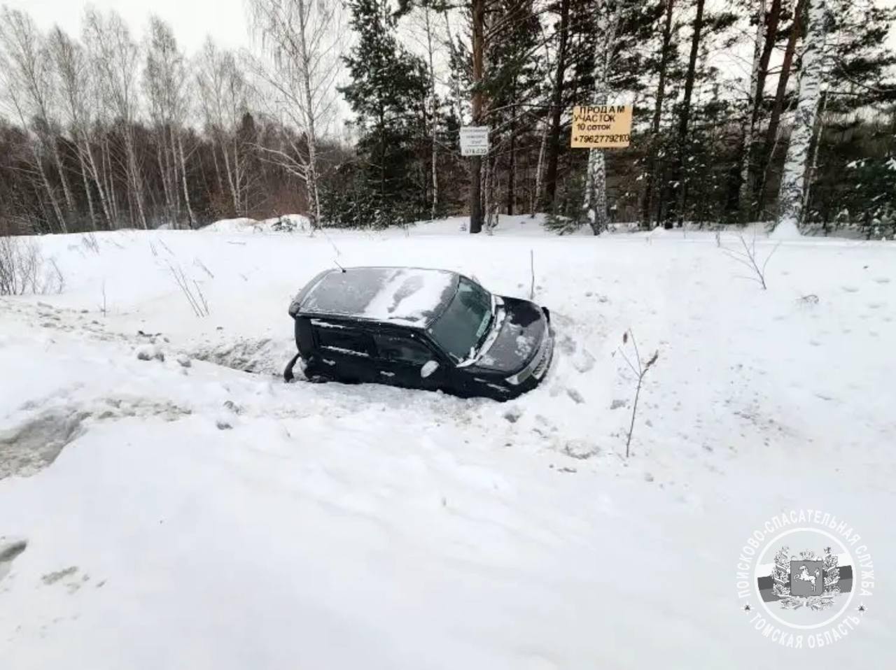 Томский водитель вылетел с дороги и застрял в сугробе