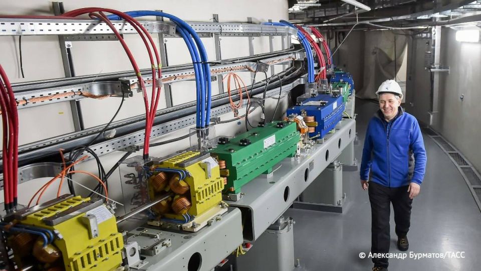 Томские ученые закончили монтаж свинцовых боксов, которые будут защищать ученых мегасайенс-установки СКИФ под Новосибирском от радиации во время экспериментов