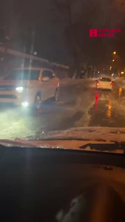 На улице Шишкова произошёл порыв трубы, сообщают очевидцы