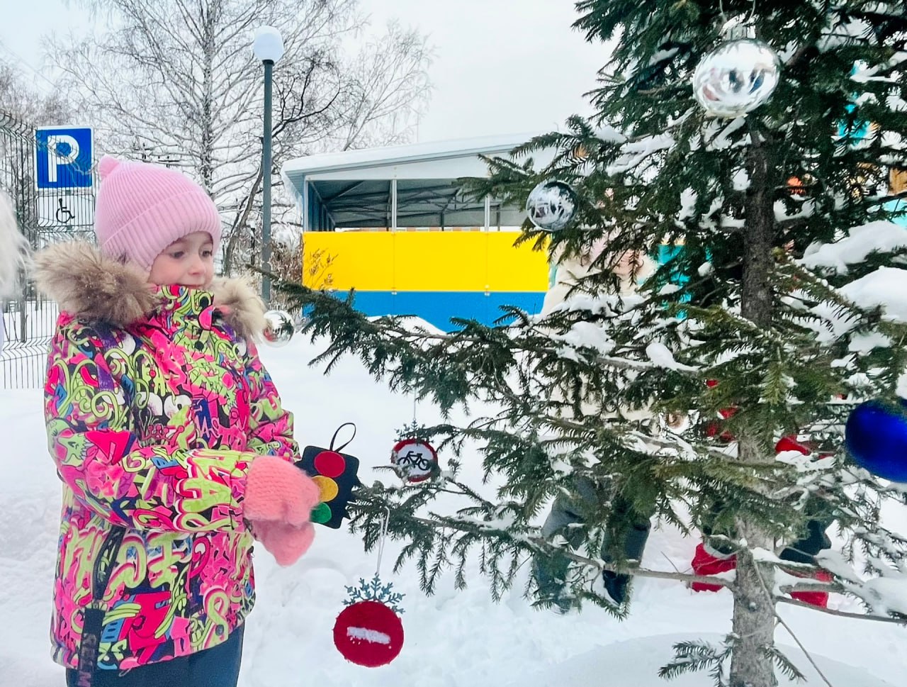 В Зырянском районе в рамках акции «Полицейский Дед Мороз» сотрудники Госавтоинспекции совместно с членом общественного совета, председателем Совета ветеранов ОМВД России по Зырянскому району посетили Зырянский детский сад и... В Зырянском районе в рамках акции «Полицейский Дед Мороз» сотрудники Госавтоинспекции совместно с членом общественного совета, председателем Совета ветеранов ОМВД России по Зырянскому району посетили Зырянский детский сад и...