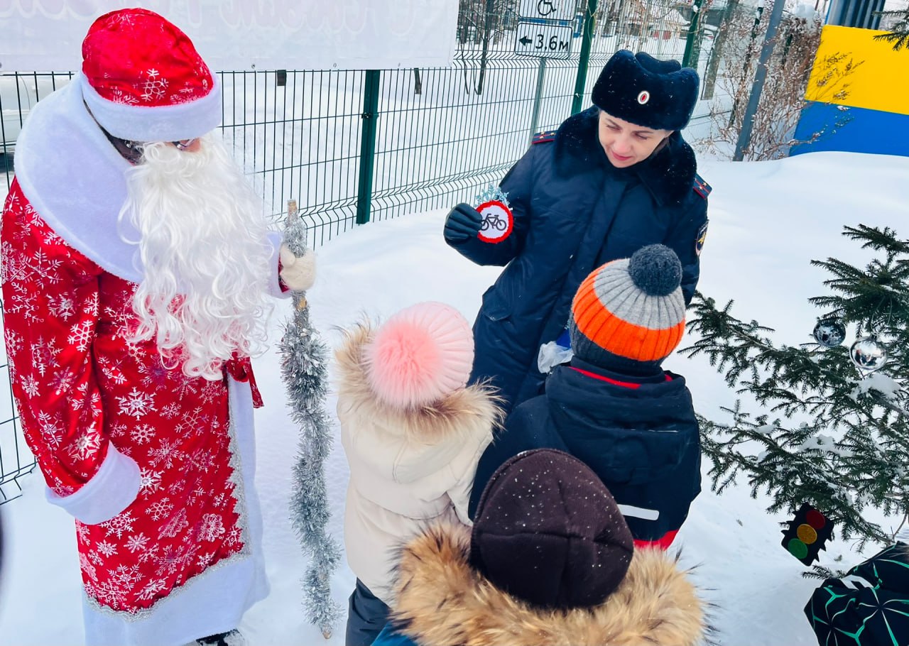 В Зырянском районе в рамках акции «Полицейский Дед Мороз» сотрудники Госавтоинспекции совместно с членом общественного совета, председателем Совета ветеранов ОМВД России по Зырянскому району посетили Зырянский детский сад и... В Зырянском районе в рамках акции «Полицейский Дед Мороз» сотрудники Госавтоинспекции совместно с членом общественного совета, председателем Совета ветеранов ОМВД России по Зырянскому району посетили Зырянский детский сад и...