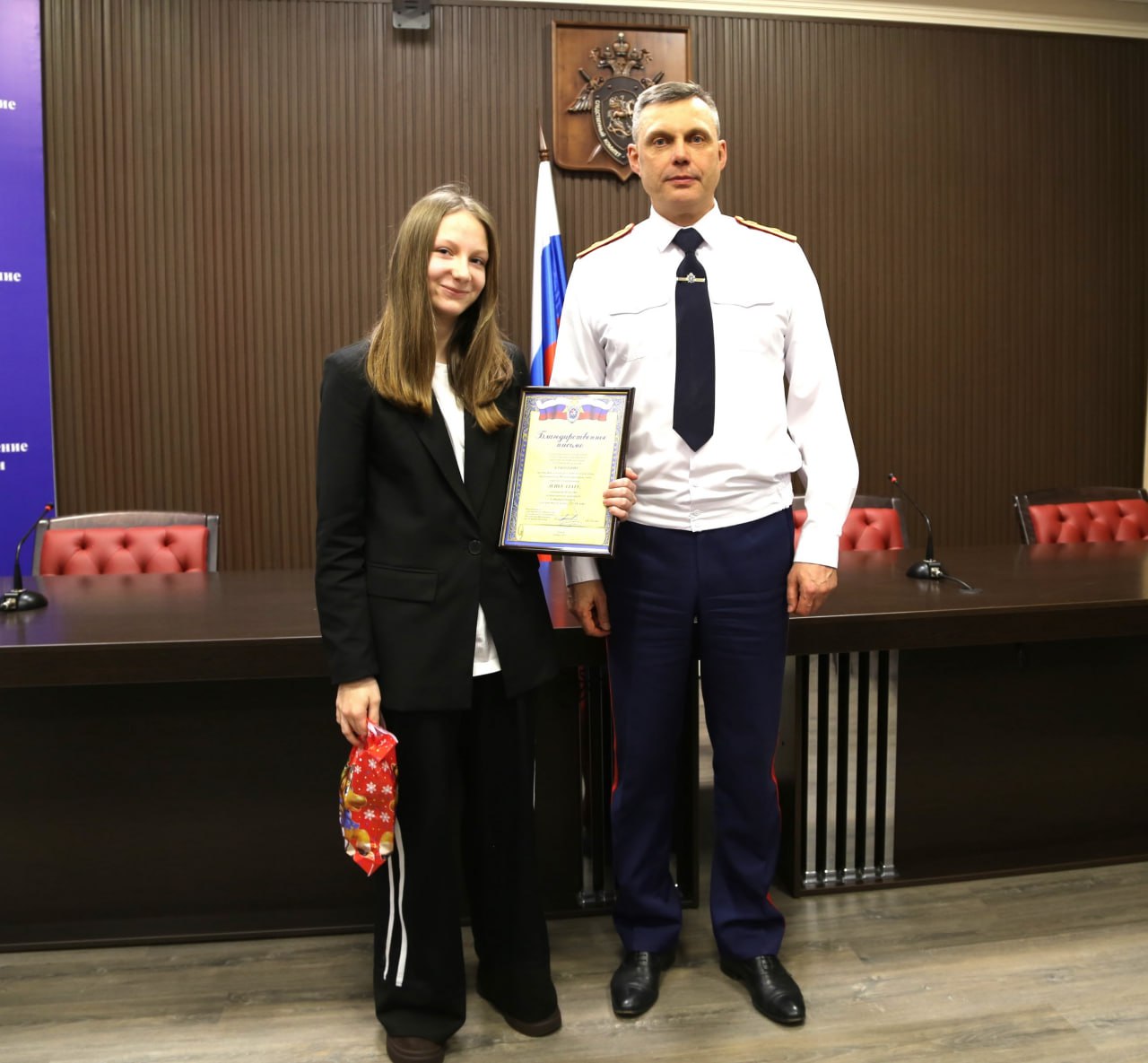 Руководитель регионального следственного управления наградил участников конкурса рисунков, посвященного Дню борьбы с коррупцией Руководитель регионального следственного управления наградил участников конкурса рисунков, посвященного Дню борьбы с коррупцией