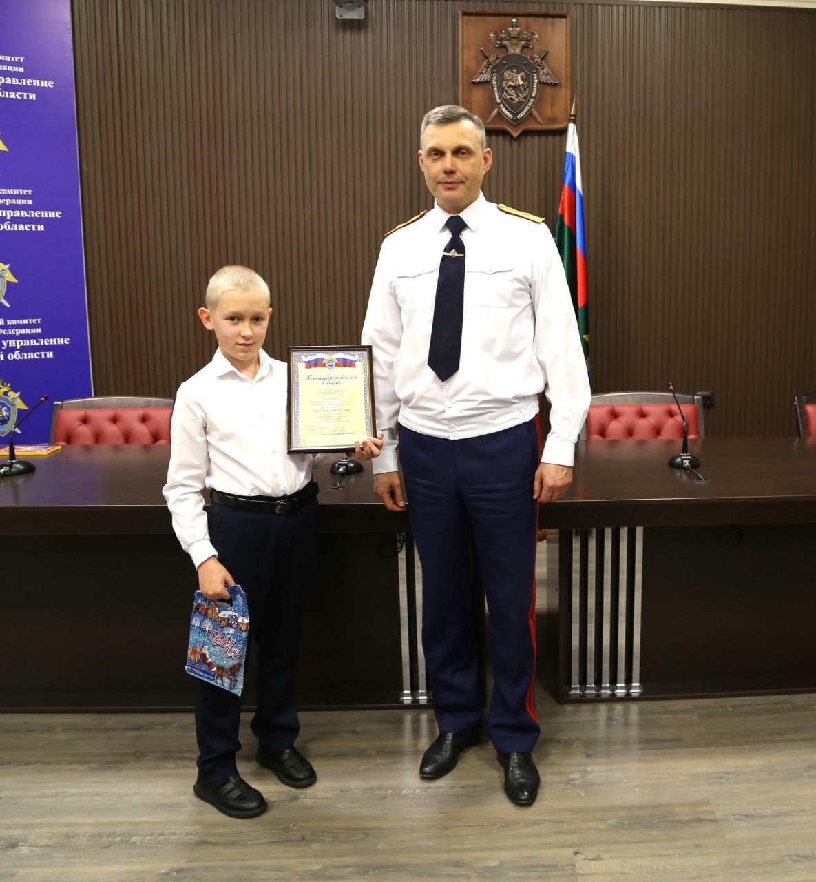 Руководитель регионального следственного управления наградил участников конкурса рисунков, посвященного Дню борьбы с коррупцией Руководитель регионального следственного управления наградил участников конкурса рисунков, посвященного Дню борьбы с коррупцией