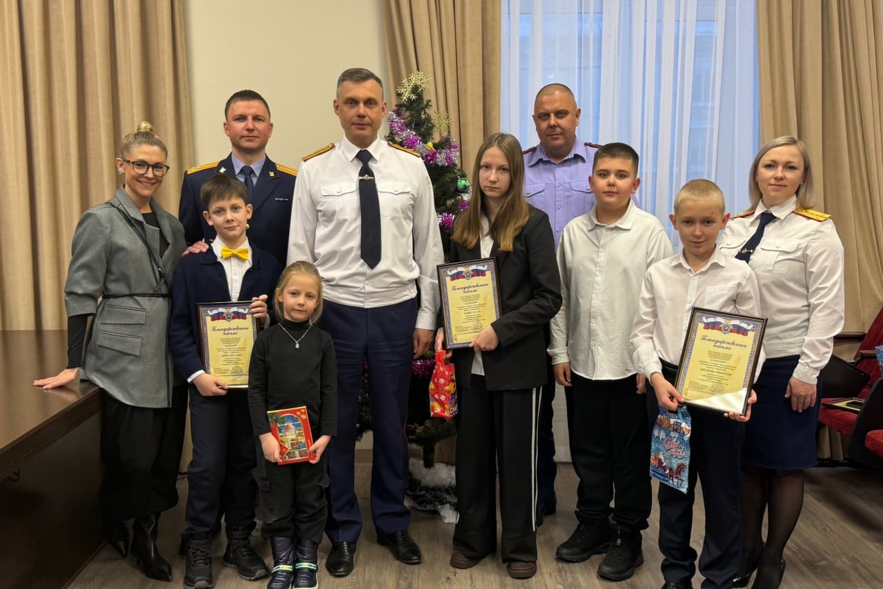 Руководитель регионального следственного управления наградил участников конкурса рисунков, посвященного Дню борьбы с коррупцией