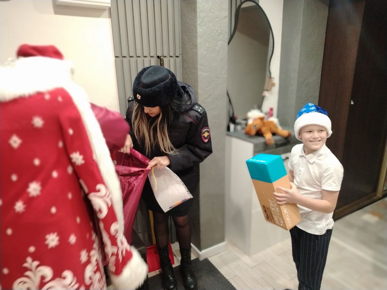 В рамках акции «Полицейский Дед Мороз» северские полицейские совместно с представителями Общественного совета при УМВД России по ЗАТО г. Северск поздравили детей участников специальной военной операции с наступающим Новым...