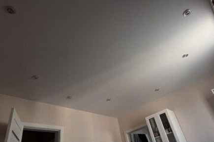 Устранение пятен на натяжных потолках: советы и методы