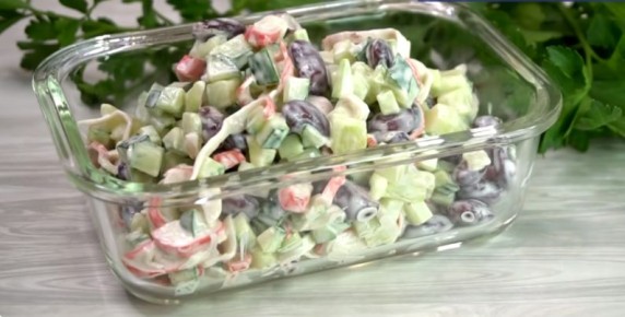 Три простых ингредиента для свежего салата, который станет звездой вашего стола