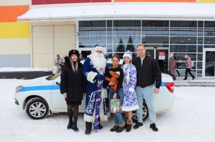 В рамках акции «Полицейский Дед Мороз» полицейские и общественники поздравили детей из семей, находящихся в трудной жизненной ситуации