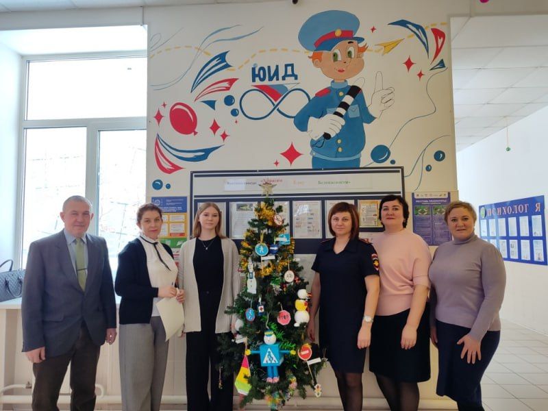 В Молчановском районе сотрудники Госавтоинспекции совместно с педагогами и Родительским патрулем Молчановской СОШ №1 подвели итоги детского конкурса поделок по Правилам дорожного движения «Украсим ёлку безопасности!»