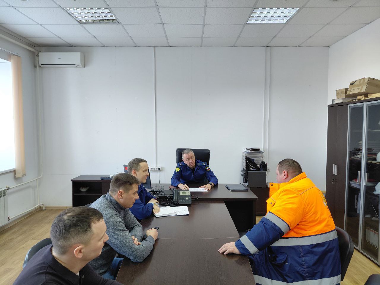 Заместитель прокурора региона Валерий Александрин провел выездной личный прием граждан на лесоперерабатывающем предприятии г. Асино Томской области Заместитель прокурора региона Валерий Александрин провел выездной личный прием граждан на лесоперерабатывающем предприятии г. Асино Томской области