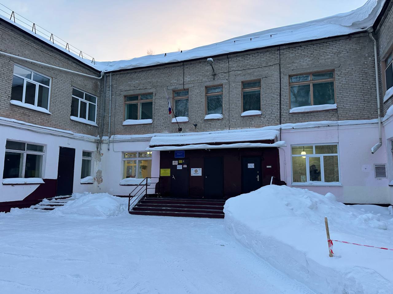 Мэр Томска провел выездное совещание по предстоящему ремонту в школе №45 Мэр Томска провел выездное совещание по предстоящему ремонту в школе №45