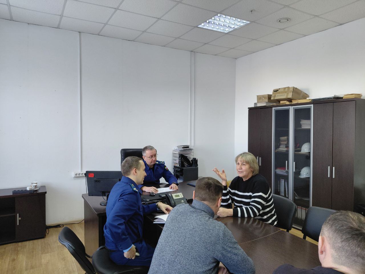 Заместитель прокурора региона Валерий Александрин провел выездной личный прием граждан на лесоперерабатывающем предприятии г. Асино Томской области Заместитель прокурора региона Валерий Александрин провел выездной личный прием граждан на лесоперерабатывающем предприятии г. Асино Томской области