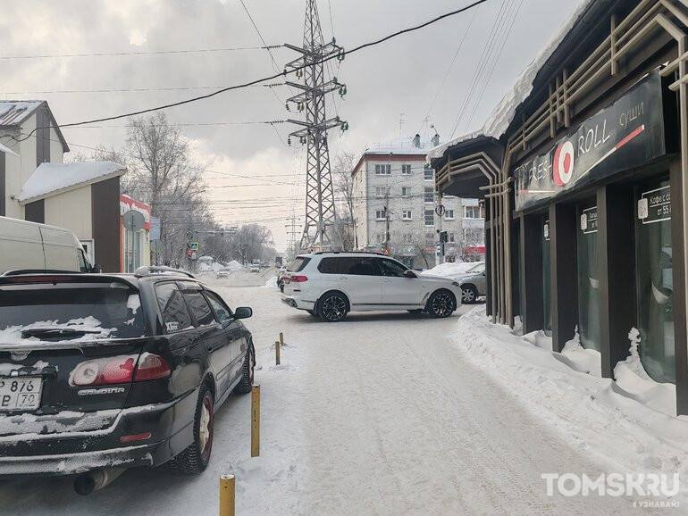 Мастера томской парковки: одно место — множество нарушений Мастера томской парковки: одно место — множество нарушений