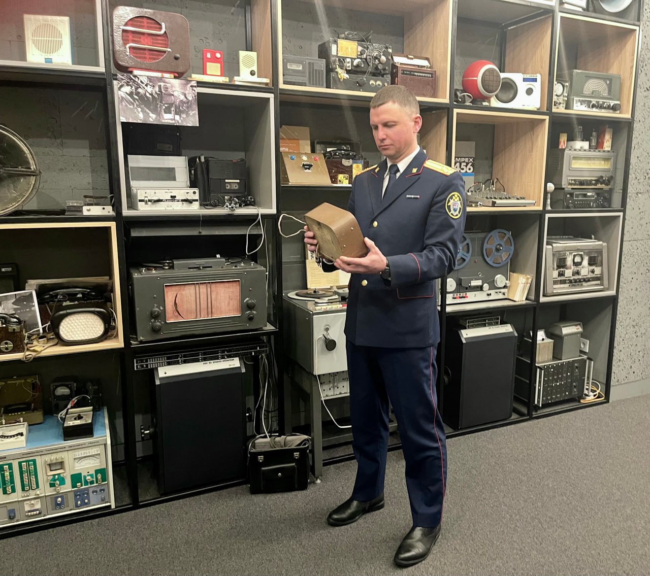 Сотрудники следственного управления по Томской области посетили легендарный Дом Радио Сотрудники следственного управления по Томской области посетили легендарный Дом Радио