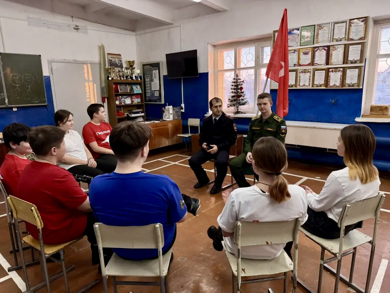 Сотрудники отделения полиции «Александровское» совместно с общественниками и сотрудниками МЧС, присоединились к акции «Студенческий десант» с лидерами команды Движения Первых оборонно спортивного клуба «Феникс» села... Сотрудники отделения полиции «Александровское» совместно с общественниками и сотрудниками МЧС, присоединились к акции «Студенческий десант» с лидерами команды Движения Первых оборонно спортивного клуба «Феникс» села...