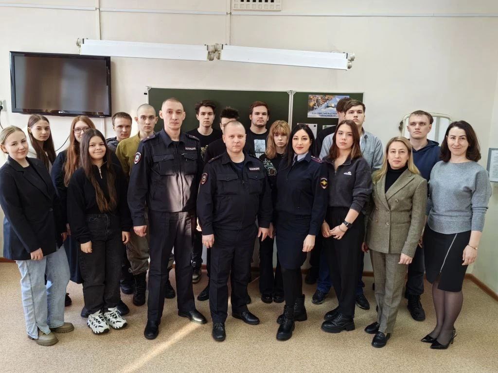 Полицейские встретились со студентами Северского промышленного колледжа и приняли участие в правовом уроке