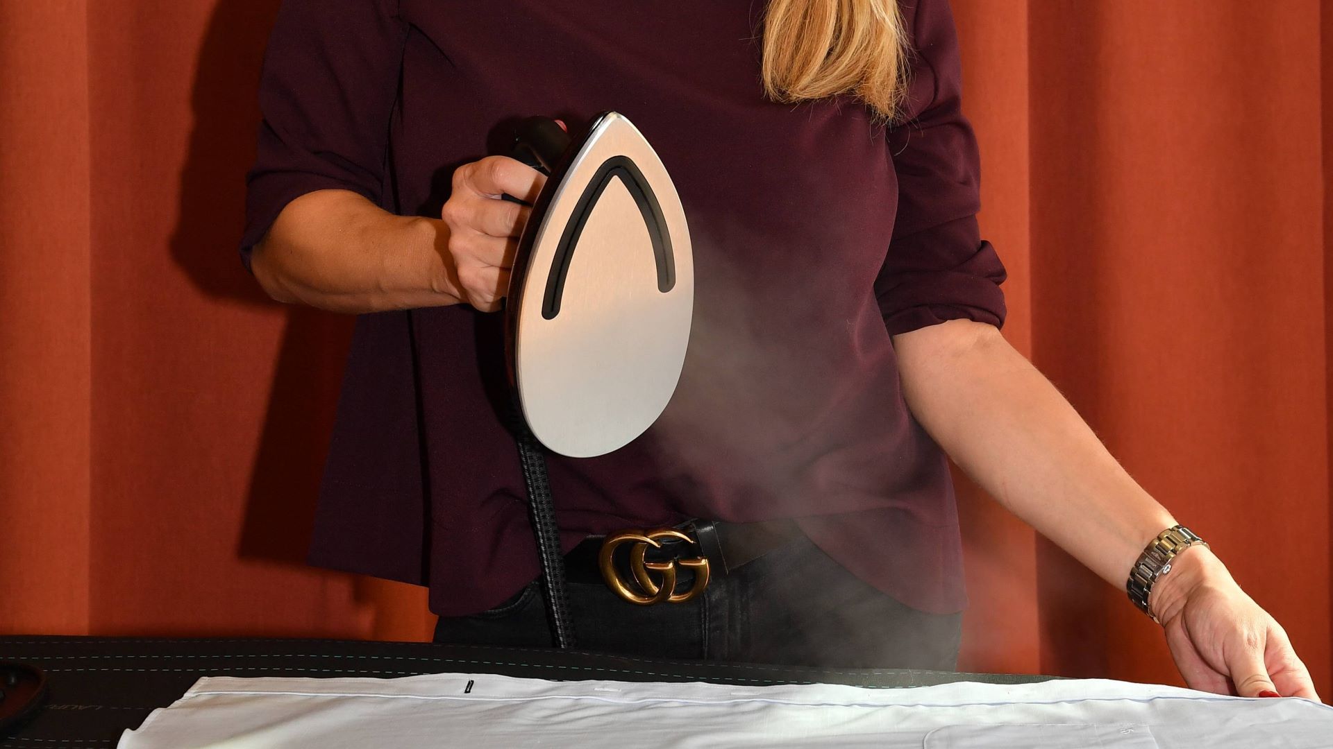 Смело лейте в утюг этот дешевый раствор: вымоет всю накипь на раз-два