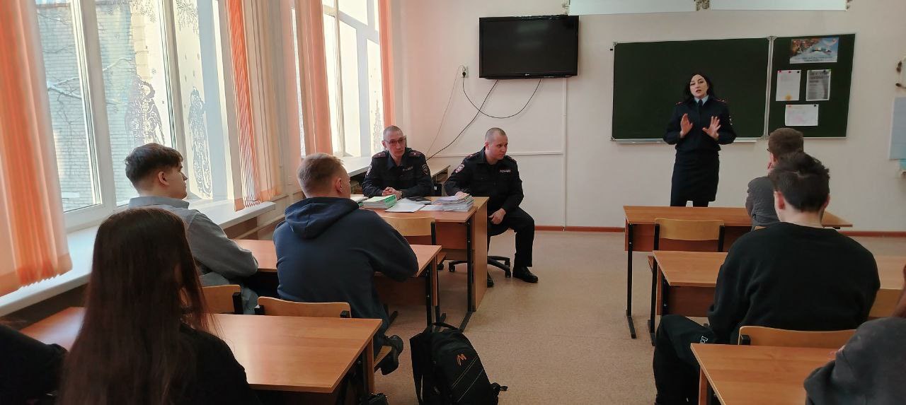 Полицейские встретились со студентами Северского промышленного колледжа и приняли участие в правовом уроке Полицейские встретились со студентами Северского промышленного колледжа и приняли участие в правовом уроке