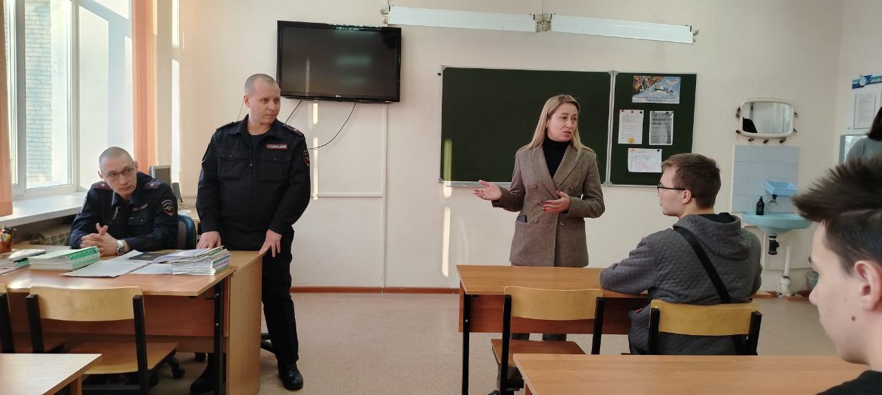 Полицейские встретились со студентами Северского промышленного колледжа и приняли участие в правовом уроке Полицейские встретились со студентами Северского промышленного колледжа и приняли участие в правовом уроке