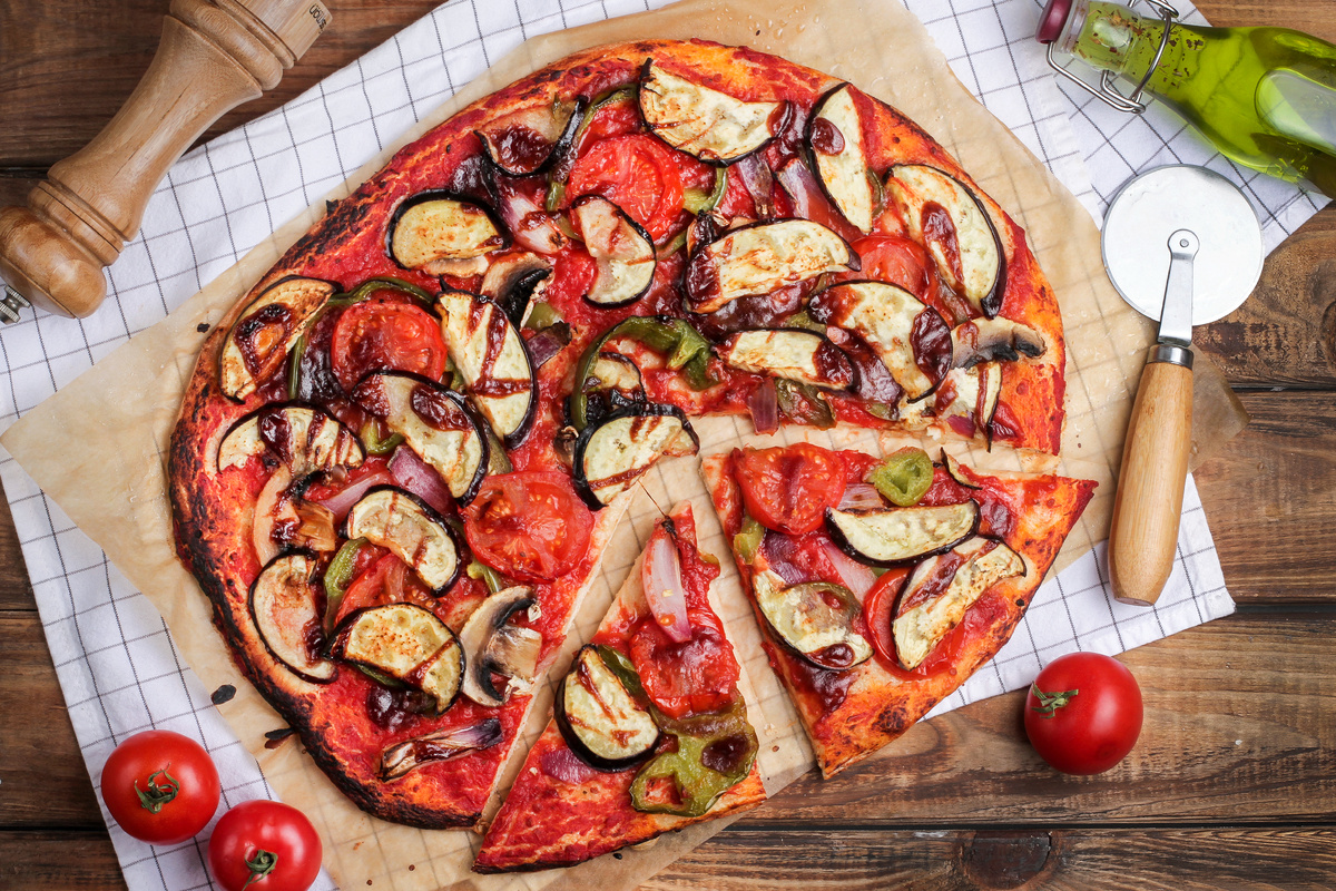 Как приготовить вкусную пиццу «Пармиджана» с баклажанами и шампиньонами