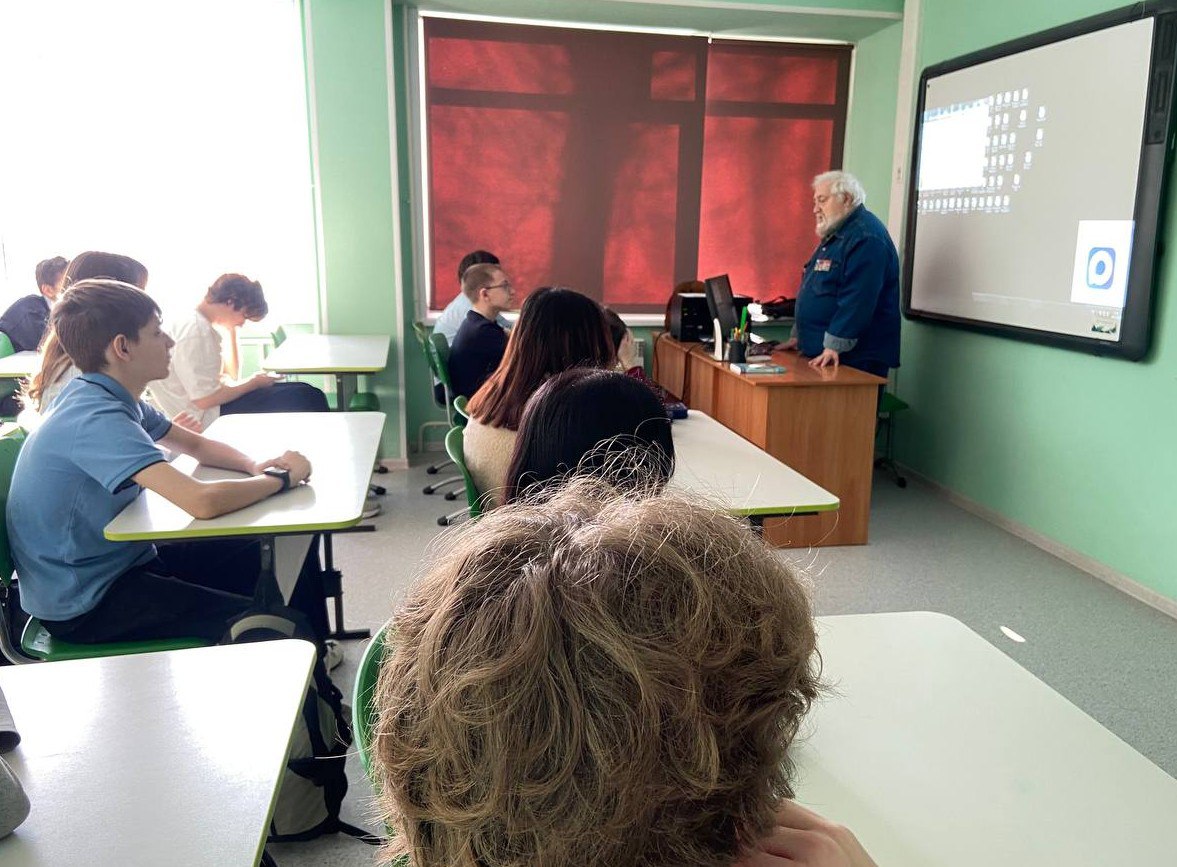 Председатель Общественного совета при УМВД России по Томской области, участник контртеррористической операции на Северном Кавказе Сергей Сороков в рамках духовно-нравственного и патриотического воспитания посетил среднюю... Председатель Общественного совета при УМВД России по Томской области, участник контртеррористической операции на Северном Кавказе Сергей Сороков в рамках духовно-нравственного и патриотического воспитания посетил среднюю...