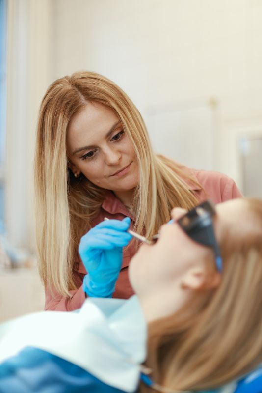 Как регулярная профессиональная чистка помогает сохранить здоровье имплантов