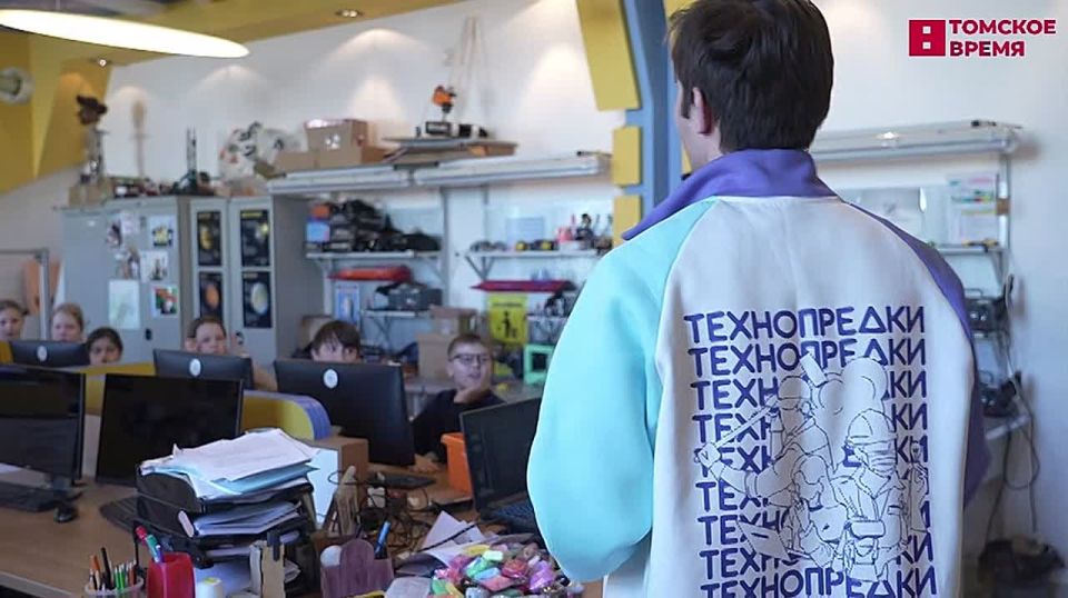 Как устроена солнечная система и как прозрачные растворы могут изменить цвет?