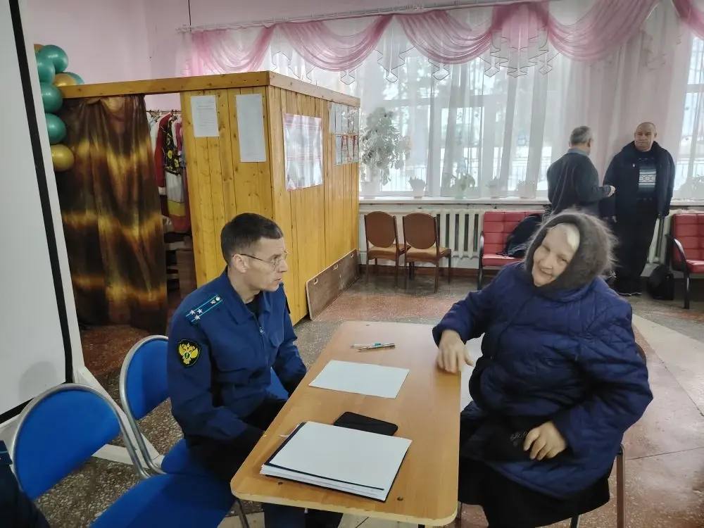 Первый заместитель прокурора Томской области Иван Ткаченко провел выездной личный прием жителей села Леботер Чаинского района Первый заместитель прокурора Томской области Иван Ткаченко провел выездной личный прием жителей села Леботер Чаинского района