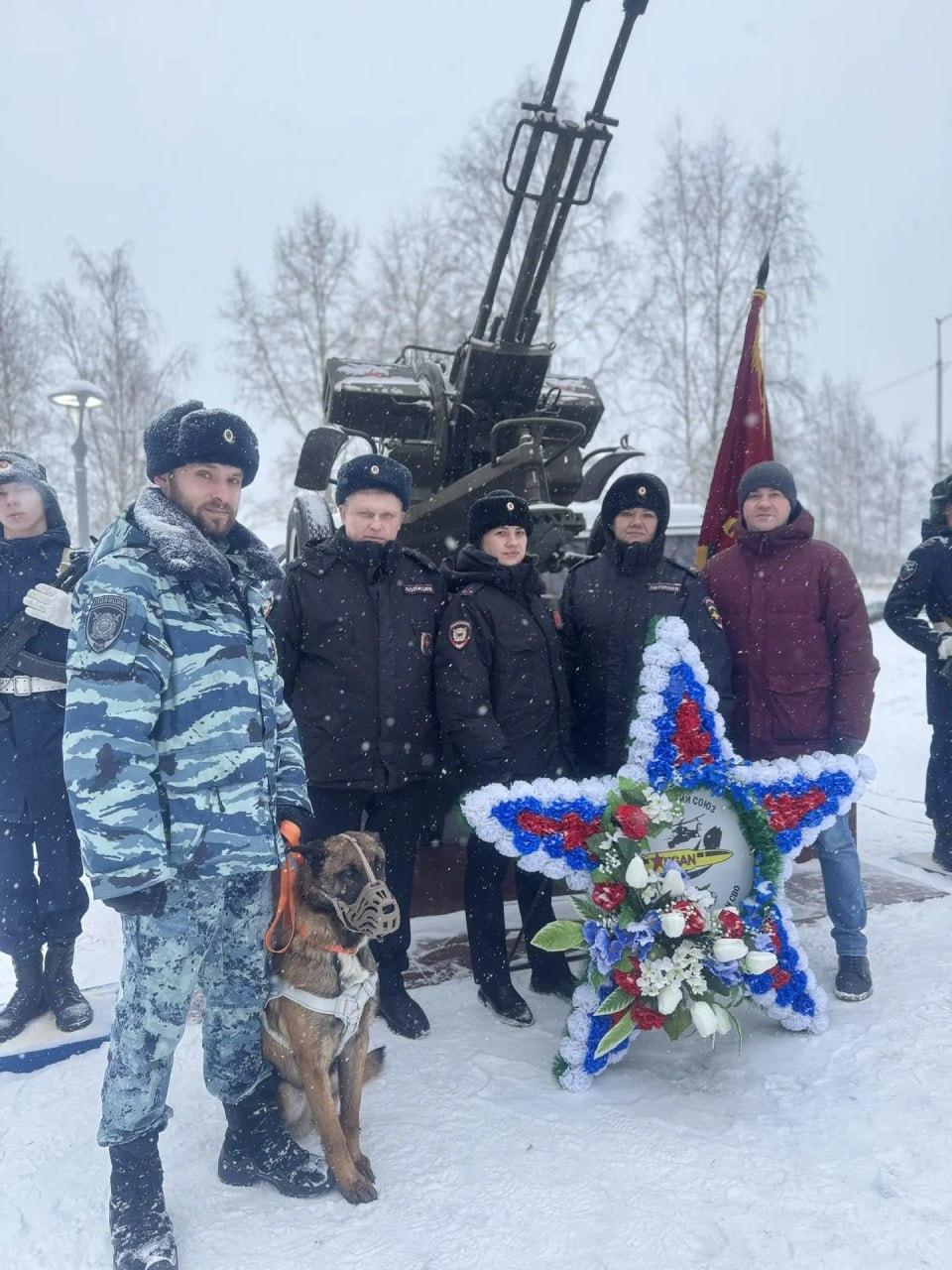 На севере Томкой области полицейские совместно с общественниками почтили память участников боевых действий и локальных конфликтов На севере Томкой области полицейские совместно с общественниками почтили память участников боевых действий и локальных конфликтов