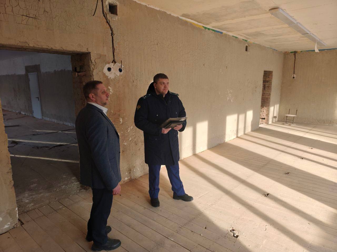 Прокурор г. Стрежевого Томской области Николай Чмирь проверил ход капитального ремонта школы Прокурор г. Стрежевого Томской области Николай Чмирь проверил ход капитального ремонта школы
