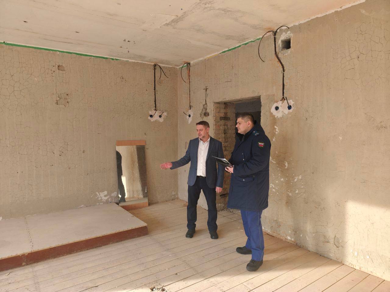 Прокурор г. Стрежевого Томской области Николай Чмирь проверил ход капитального ремонта школы Прокурор г. Стрежевого Томской области Николай Чмирь проверил ход капитального ремонта школы