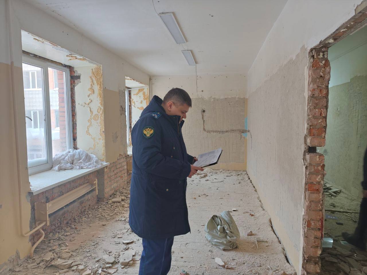 Прокурор г. Стрежевого Томской области Николай Чмирь проверил ход капитального ремонта школы Прокурор г. Стрежевого Томской области Николай Чмирь проверил ход капитального ремонта школы