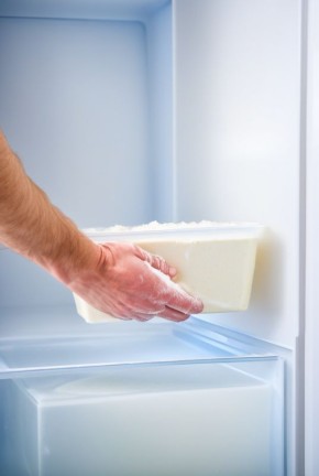 Как правильно избавиться от льда в холодильнике: безопасные советы по выбору инструмента