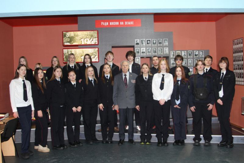 В рамках акции «Неделя мужества» томские полицейские организовали для студентов Томского экономико-юридического техникума экскурсию в Музей регионального УМВД