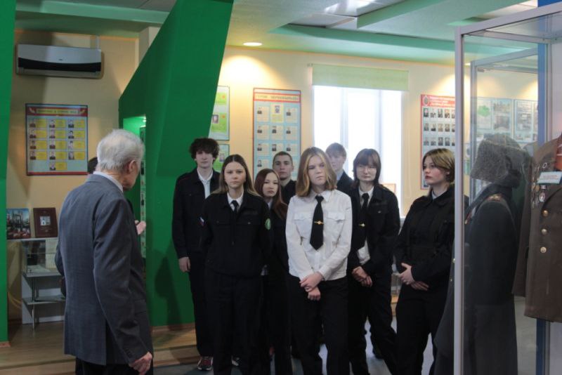 В рамках акции «Неделя мужества» томские полицейские организовали для студентов Томского экономико-юридического техникума экскурсию в Музей регионального УМВД В рамках акции «Неделя мужества» томские полицейские организовали для студентов Томского экономико-юридического техникума экскурсию в Музей регионального УМВД