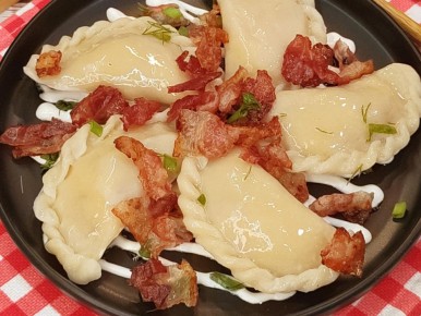 Вареники: на пике популярности – оригинальный рецепт с картошкой и беконом