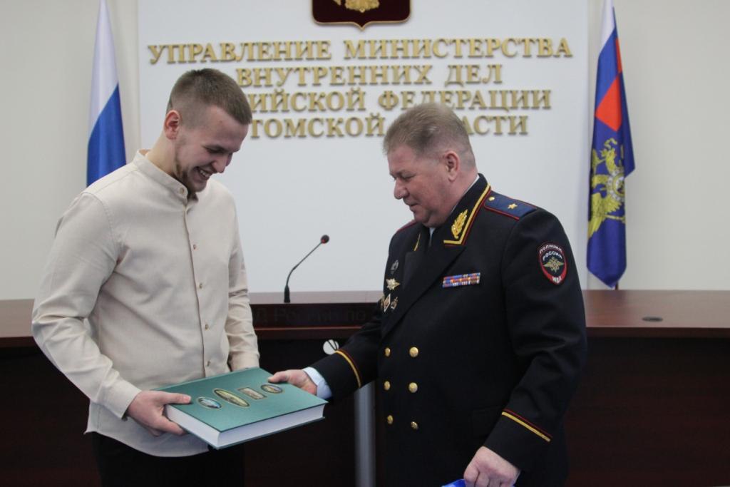 В Томске местного жителя наградили за оказание содействия полиции в борьбе с дистанционным мошенничеством В Томске местного жителя наградили за оказание содействия полиции в борьбе с дистанционным мошенничеством