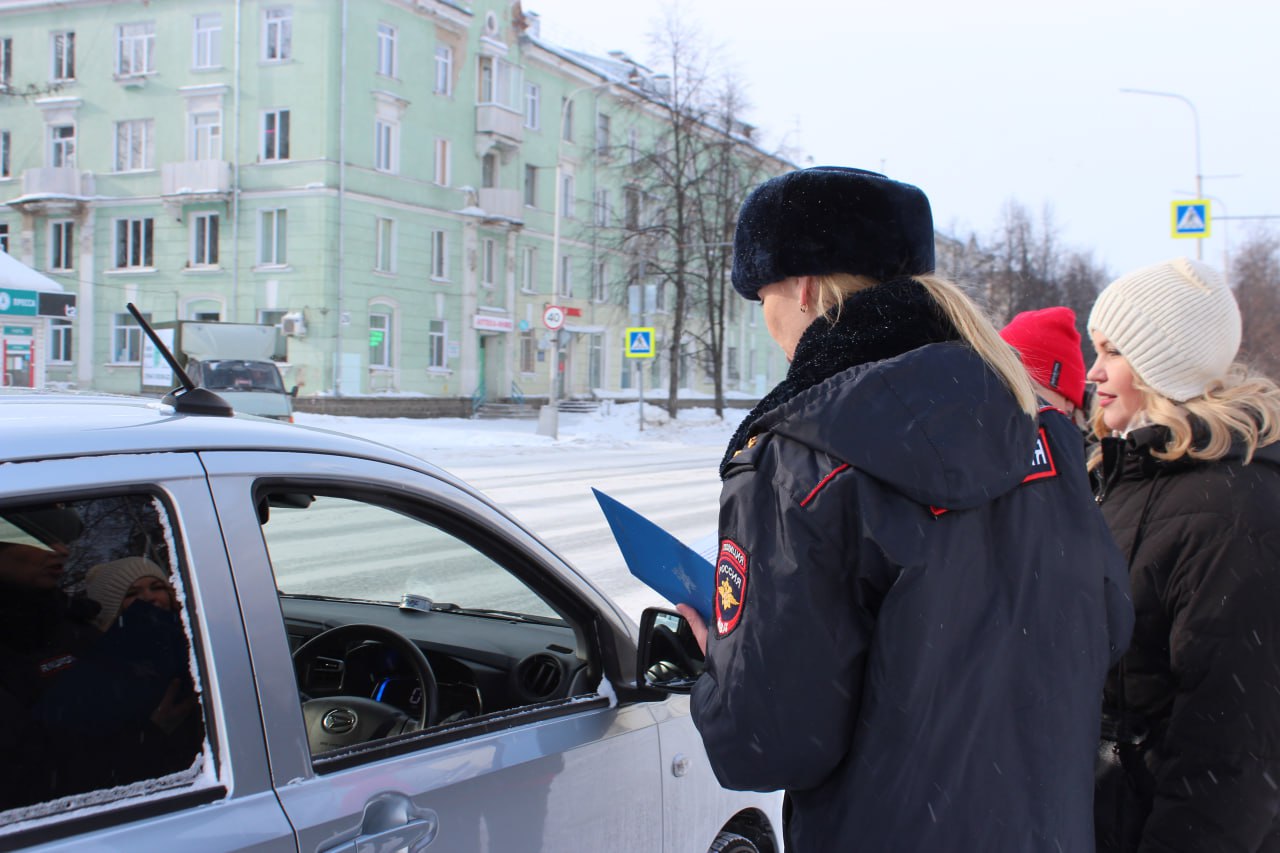 «Женский патруль» поздравил водителей-мужчин с Днем защитника Отечества «Женский патруль» поздравил водителей-мужчин с Днем защитника Отечества