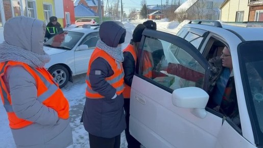 «Женский патруль» поздравил мужчин-водителей и пешеходов Каргасокского района с наступающим Днем защитника Отечества