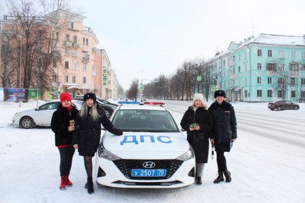 «Женский патруль» поздравил водителей-мужчин с Днем защитника Отечества