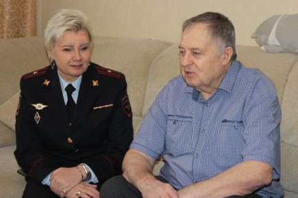 В преддверии дня Защитника Отечества сотрудники полиции навестили ветеранов органов внутренних дел