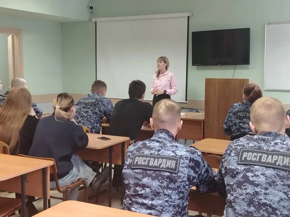 В Томске специалист - эксперт Управления по контролю за оборотом наркотиков УМВД России по Томской области Наталья Ничичейко провела профилактическую лекцию с сотрудниками Росгвардии