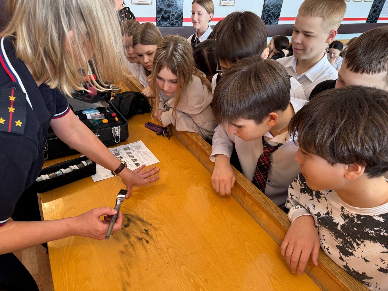 Накануне, сотрудники полиции МО МВД России «Стрежевской» совместно с членами общественного совета провели познавательную экскурсию в отделе полиции для учащихся 5 класса МОУ «СОШ № 6» Накануне, сотрудники полиции МО МВД России «Стрежевской» совместно с членами общественного совета провели познавательную экскурсию в отделе полиции для учащихся 5 класса МОУ «СОШ № 6»