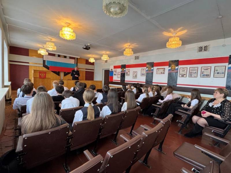 Накануне, сотрудники полиции МО МВД России «Стрежевской» совместно с членами общественного совета провели познавательную экскурсию в отделе полиции для учащихся 5 класса МОУ «СОШ № 6» Накануне, сотрудники полиции МО МВД России «Стрежевской» совместно с членами общественного совета провели познавательную экскурсию в отделе полиции для учащихся 5 класса МОУ «СОШ № 6»