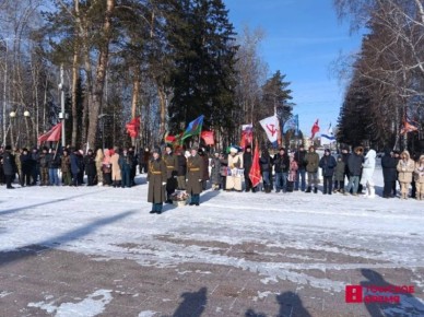 Томичи возложили цветы к Монументу боевой и трудовой славы в День защитника Отечества