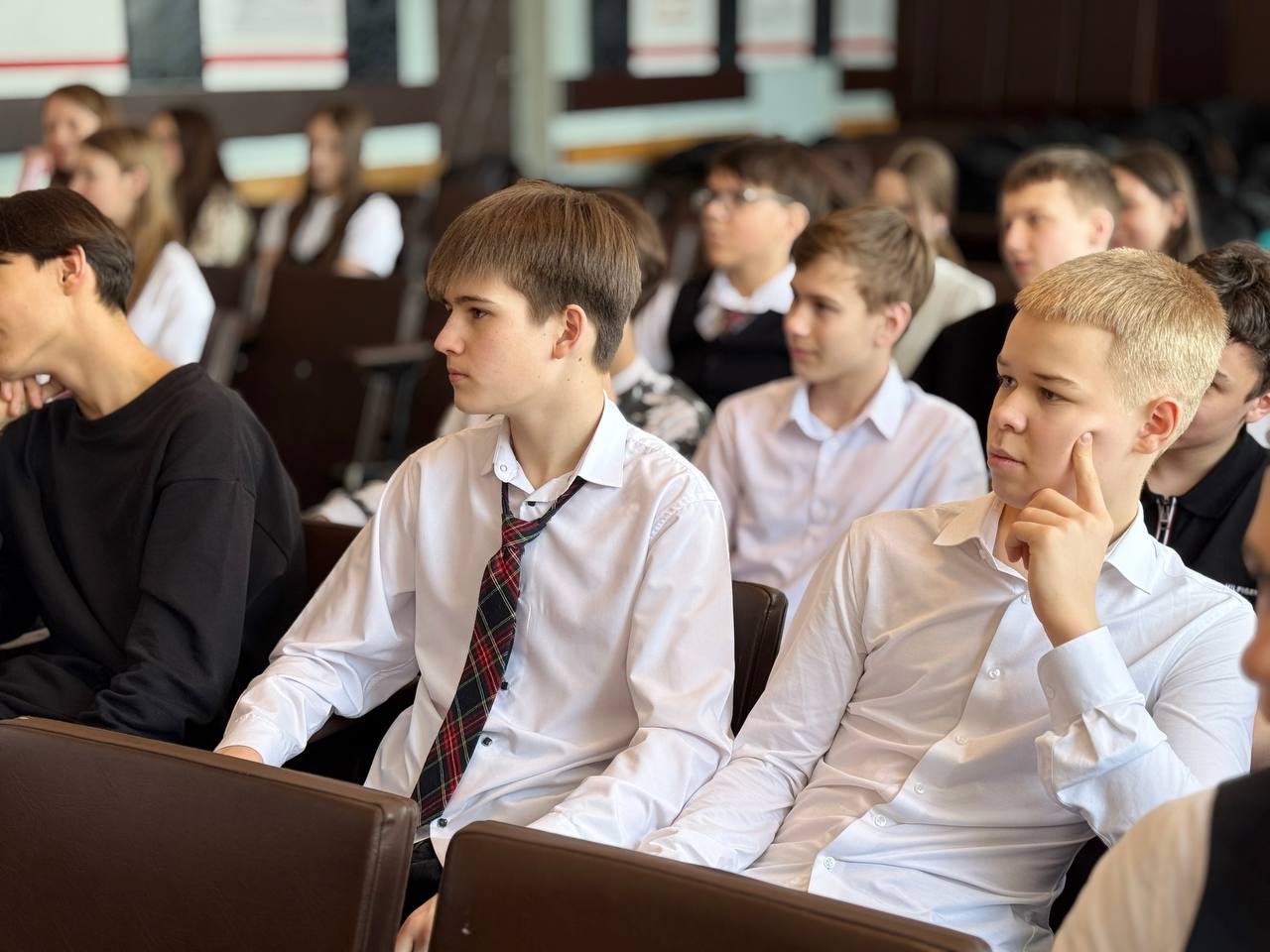 Накануне, сотрудники полиции МО МВД России «Стрежевской» совместно с членами общественного совета провели познавательную экскурсию в отделе полиции для учащихся 5 класса МОУ «СОШ № 6» Накануне, сотрудники полиции МО МВД России «Стрежевской» совместно с членами общественного совета провели познавательную экскурсию в отделе полиции для учащихся 5 класса МОУ «СОШ № 6»