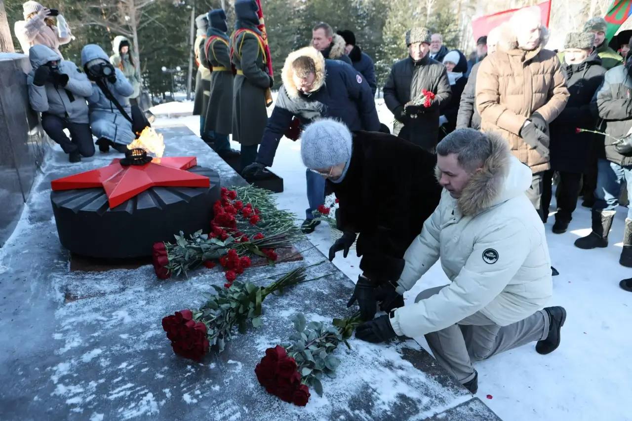 Дмитрий Махиня: Вместе с томичами возложил цветы в честь Дня защитника Отечества к Мемориалу в Лагерном саду Дмитрий Махиня: Вместе с томичами возложил цветы в честь Дня защитника Отечества к Мемориалу в Лагерном саду