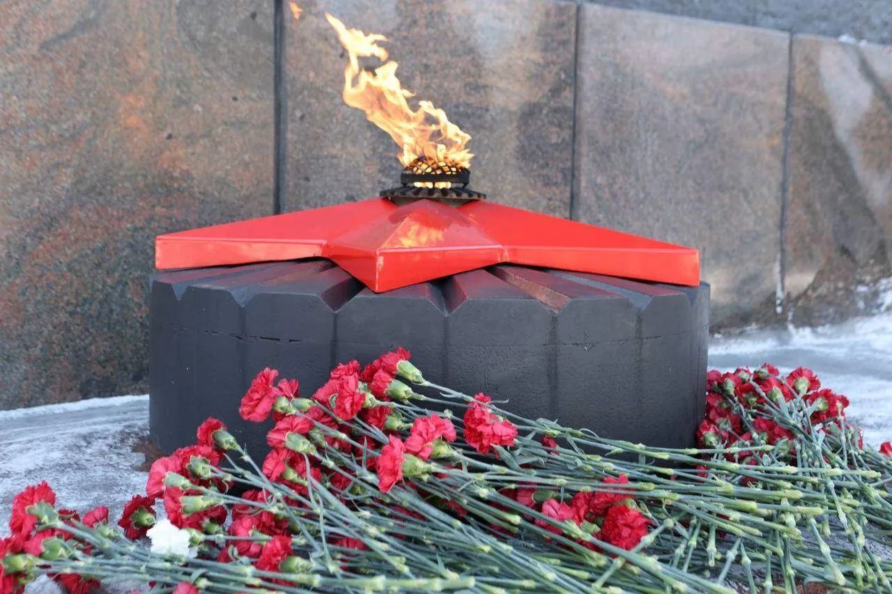 В Томске возложили цветы к Мемориалу боевой и трудовой славы